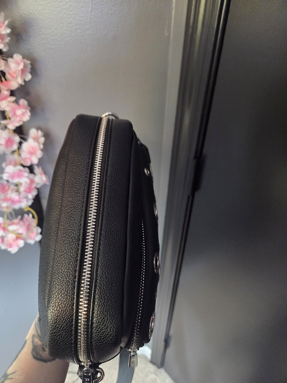 Metal Grommet Handbag - Picture 5 of 6
